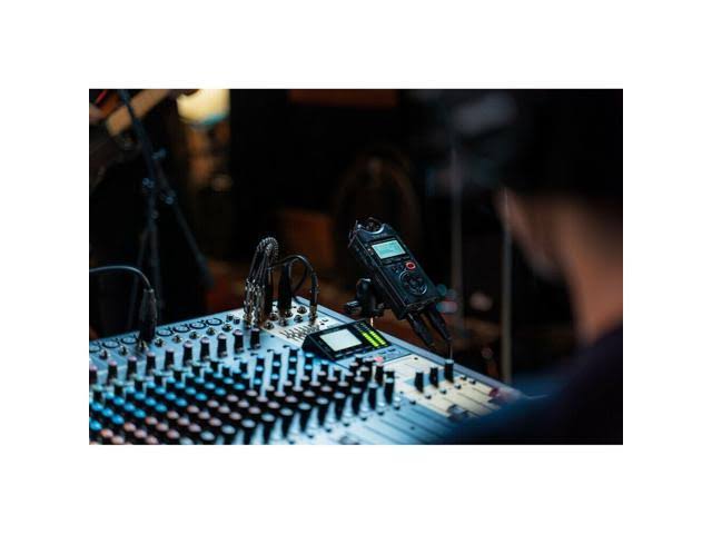 Portable Four-Track Digital Audio Recorder O873435